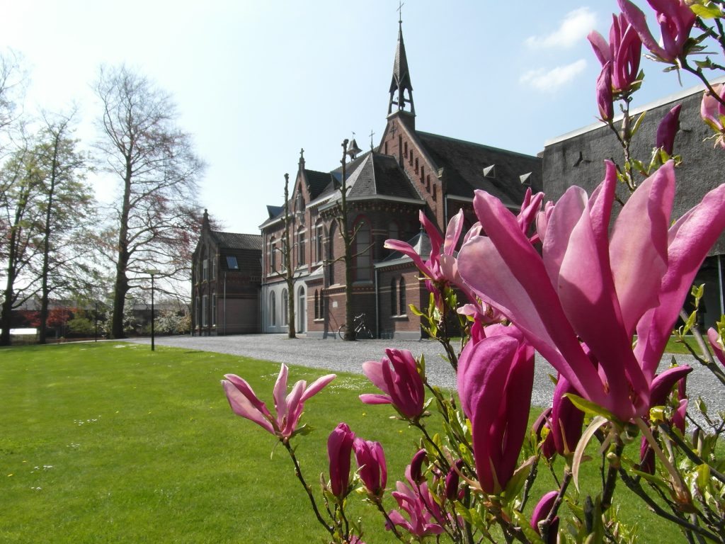 Kloosterhotel ZIN lente bloem roze mooie weer zon voorzijde landhuis